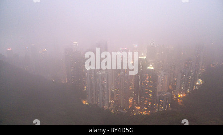 Verschwindende Gebäude durch Nebel und Wolke, Hong Kong Stockfoto