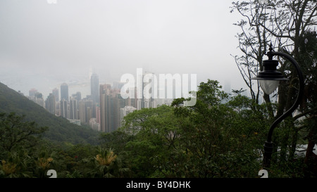 Verschwindende Gebäude durch Nebel und Wolke, Hong Kong Stockfoto