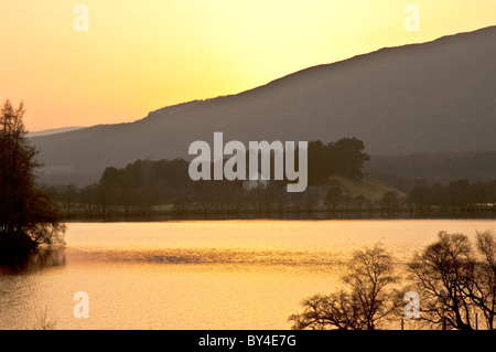 Sonnenuntergang am Loch Alvie nr Aviemore Highland Schottland Stockfoto