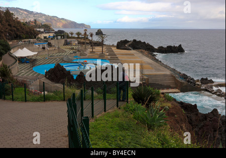 Blick auf die Küste in Richtung Funchal, mit Schwimmbad Lido, Madeira Stockfoto