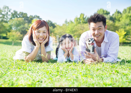 Porträt der Familie und Chihuahua Stockfoto