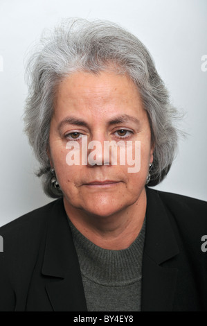 Porträt einer Frau mittleren Alters, Blick in die Kamera Stockfoto