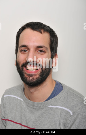 Porträt einer lächelnden bärtigen Jüngling Stockfoto