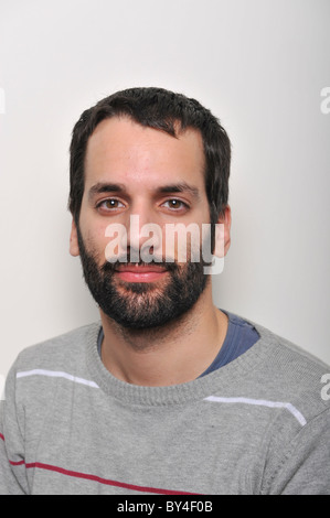 Porträt eines bärtigen jungen Mannes Stockfoto