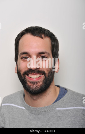 Porträt einer lächelnden bärtigen Jüngling Stockfoto