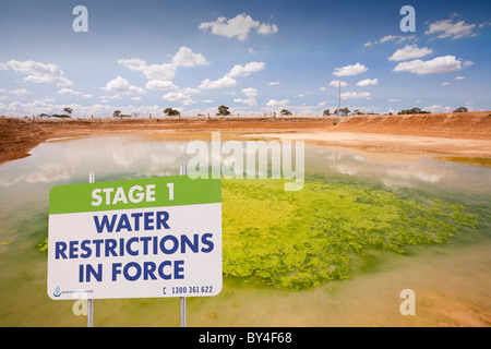 Einer landwirtschaftlichen Bewässerung Loch auf einer Farm in der Nähe von Shepperton, Victoria, Australien, fast ausgetrocknet. Stockfoto