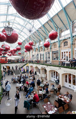 RESTAURANTS, GESCHÄFTE, COVENT GARDEN, EHEMALIGE MARKTHALLE, WEIHNACHTSDEKORATION, LONDON, ENGLAND, GROßBRITANNIEN Stockfoto