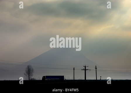 LKW auf der Straße, in der Nähe von Neapel mit Vesuv im Hintergrund Stockfoto