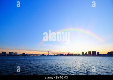 Regenbogen über der Regenbogenbrücke und Tokyo Bay Stockfoto