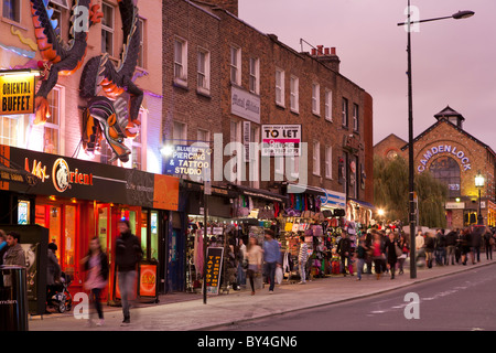 GESCHÄFTE, CAMDEN HIGH STREET, CAMDEN LOCK MARKET, CAMDEN MARKET, CAMDEN TOWN, LONDON, ENGLAND, GROßBRITANNIEN Stockfoto