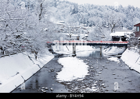 Brücke über den Fluss im Winter Stockfoto