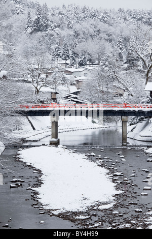 Brücke über den Fluss im Winter Stockfoto