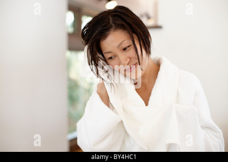 Mitte der erwachsenen Frau trocknen Sie Ihr Haar in Morgen Stockfoto