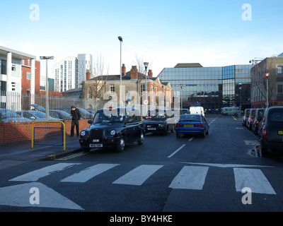 Black Cab Taxistand vor Manchester Royal Infirmary. England-UK. Stockfoto