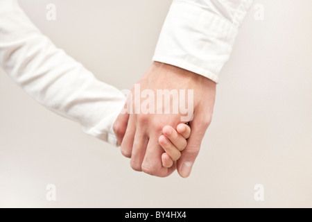 Vater und Tochter, die Hand in Hand Stockfoto