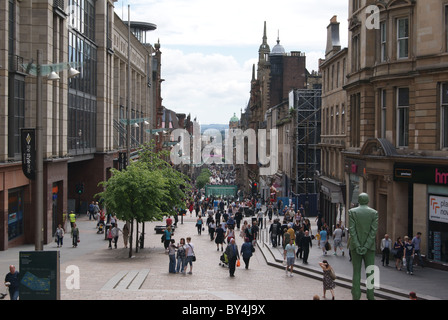 Glasgow Buchanan Street von der Treppe von der Royal Concert Hall, die Statue von Donald Dewar in der rechten unteren Ecke. Stockfoto
