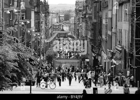Schwarzweißansicht des Glasgow Buchanan Street von der Treppe von der Royal Concert Hall Stockfoto