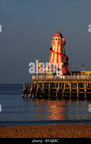 Vergnügungen auf Bournemouth Pier in einem ruhigen Meer im Sommer. Juli 2010 Stockfoto