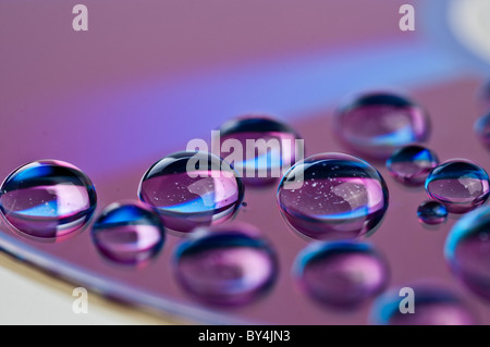 Watter sinkt auf DVD-Medien Stockfoto