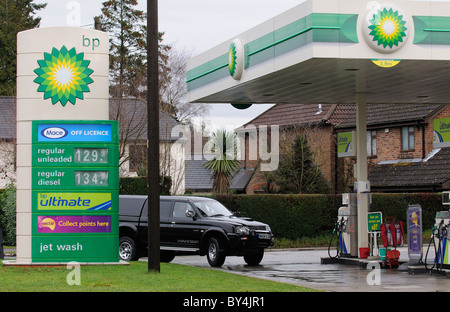 Straße Kraftstoffpreise auf dem Display an der BP-Tankstelle in Südengland Cadnam Hampshire Stockfoto