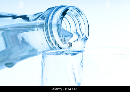 Nasse transparente Reinigen Spiritus Flasche mit Wasser Spritzer und  Tropfen, auf weißem Hintergrund, studio Foto Stockfotografie - Alamy