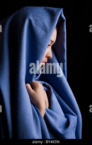 Porträt von nachdenklich religiöse Frau auf einem schwarzen Hintergrund Stockfoto