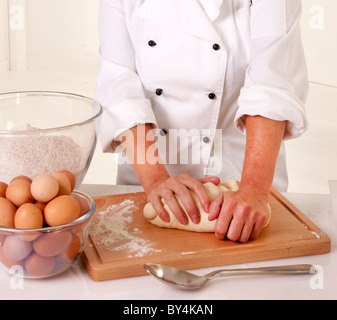 KOCHEN SIE KNETEN TEIG Stockfoto