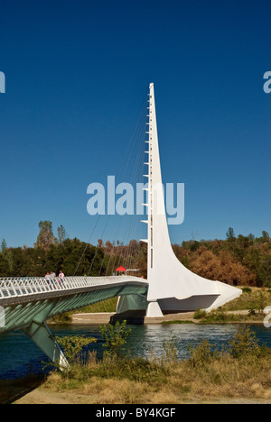 Sonnenuhr Fußgängerbrücke, entworfen von Santiago Calatrava, über Turtle Bay am Sacramento River in Redding, Kalifornien, USA Stockfoto