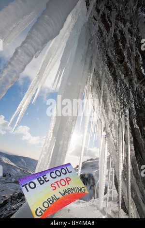 Ein Eis auf rot Geröllhalden im Lake District, während einer sehr Kältewelle im Novembver 2010 fallen. Stockfoto