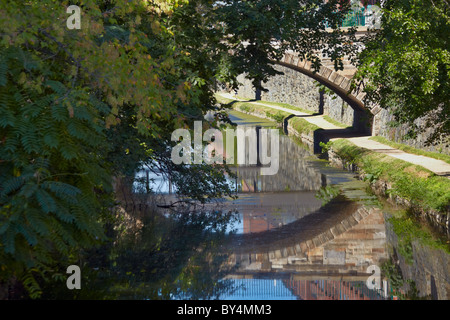 Die Reflexion und die Wisconsin Avenue Brücke über den Kanal C & O, wie von der 31st Street Bridge, Washington, DC zu sehen. Stockfoto