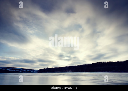 Gefrorene Swinsty Reservoir in der Nähe von Harrogate, North Yorkshire, England Stockfoto