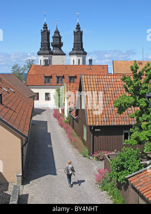 Turmspitzen und Türme von domkyrkan Sankta Maria (St.-Mary's-Kathedrale) über die Dächer, Visby, Gotland, Schweden. Stockfoto