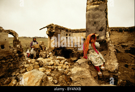 März 1994. Ormanici, Süd-Ost-Türkei. Eine kurdische Kind sitzt in den Ruinen ihres Hauses durch die türkische Armee zerstört wurde Stockfoto