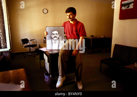 März 1994, Diyarbakir, Südost-Türkei. Ein Kollege hat ein Portrait des ermordeten kurdischen Journalisten Hafiz Akdemir. Stockfoto