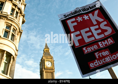 Plakat gegen Studenten Gebühren Erhöhung ist vor Big Ben in Parliament Square während der Studentenproteste in London gesehen 12.09.10 Stockfoto