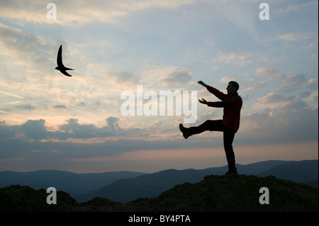 Ein Mann, die Yoga praktizieren geht in den Bergen von der Seenplatte-UK Stockfoto