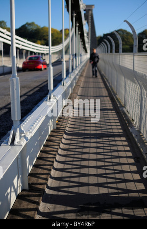 Ein schöner sonniger Morgen auf Bristols berühmten Clifton Hängebrücke mit einem Fokus Person auf dem Gehweg Stockfoto