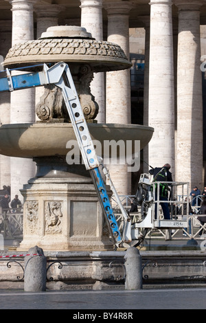 Arbeiter reinigt mit Hight Druck Maschine eine Wasserfontäne in dem Petersplatz, Vatikan-Stadt Rom Italien Stockfoto