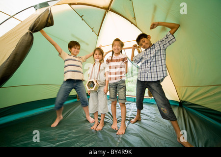 Kids in einem Zelt, Präfektur Chiba, Honshu, Japan Stockfoto