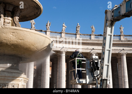 Arbeiter reinigt mit Hight Druck Maschine eine Wasserfontäne in dem Petersplatz, Vatikan-Stadt Rom Italien Stockfoto