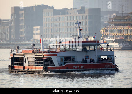 Fähre am Huangpu River in Shanghai, China Stockfoto