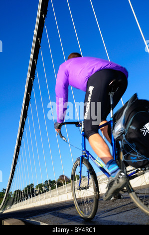 Ein schöner sonniger Morgen auf Bristols berühmten Clifton Hängebrücke mit einem Radfahrer in lila vorbei. Stockfoto