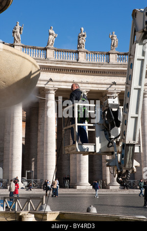 Arbeiter reinigt mit Hight Druck Maschine eine Wasserfontäne in dem Petersplatz, Vatikan-Stadt Rom Italien Stockfoto