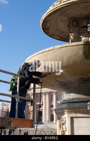 Arbeiter reinigt mit Hight Druck Maschine eine Wasserfontäne in dem Petersplatz, Vatikan-Stadt Rom Italien Stockfoto