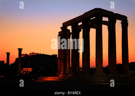 Der Tempel des Olympischen Zeus gegen Sonnenuntergang, mit Akropolis im Hintergrund. Athen, Griechenland Stockfoto