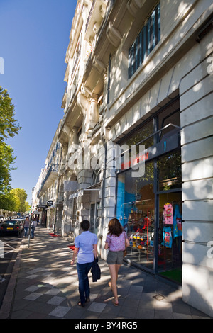 Straßenszene in Vichy (Allier - Auvergne - Frankreich). Scène de Rue Dans 03200 Vichy (Allier 03 - Auvergne - Frankreich). Stockfoto