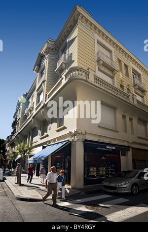 Straßenszene in Vichy (Allier - Auvergne - Frankreich). Scène de Rue Dans 03200 Vichy (Allier 03 - Auvergne - Frankreich). Stockfoto