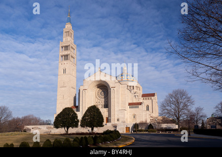 Basilica des nationalen Schreins der Unbefleckten Empfängnis in Washington DC an einem klaren Wintertag Stockfoto