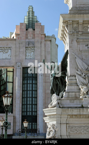Teatro Eden und Denkmal für die Restaurierung, Praça Dos Restauradores, Lissabon, Portugal. Stockfoto