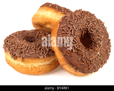 Frisch perfekt geformte und eine dekorierte Schokolade Donut mit Schokolade Streuseln In enger gegen einen weißen Hintergrund mit keine Menschen zubereitet Stockfoto